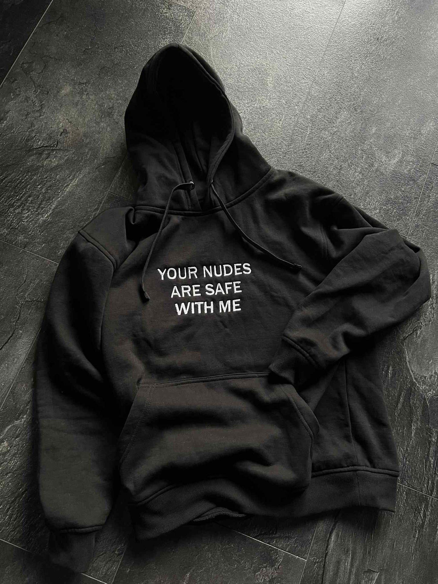 Bluza z kapturem "YOUR NUDES ARE SAFE WITH ME"
